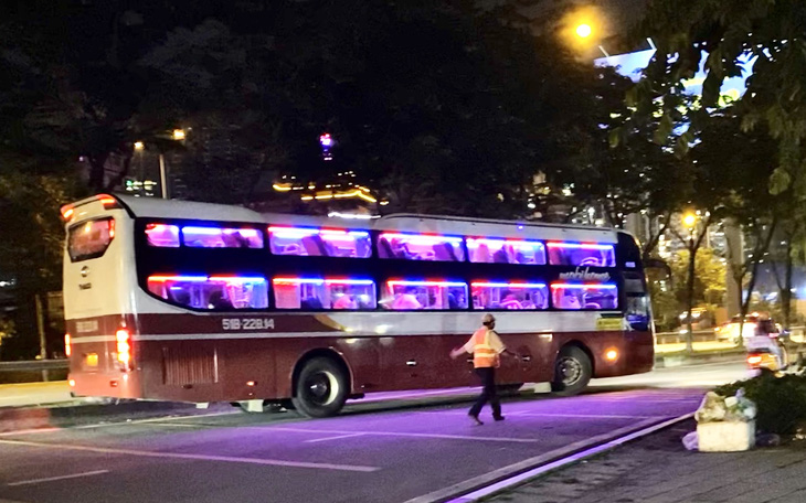 'Xe dù, bến cóc' đủ trò luồn lách, hoạt động rầm rộ sát Tết - Ảnh 2.