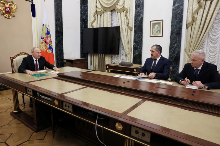 Tổng thống Nga Vladimir Putin (trái) gặp chỉ huy Andrei Troshev (phải) của nhóm Wagner ngày 28-9 - Ảnh: REUTERS