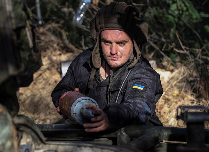 Một quân nhân Ukraine trên xe tăng ở vùng Donetsk vào ngày 28-9 - Ảnh: REUTERS