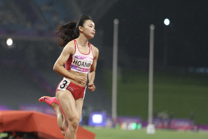 Minh Hạnh vào chung kết 400m nữ - Ảnh: ĐỨC KHUÊ
