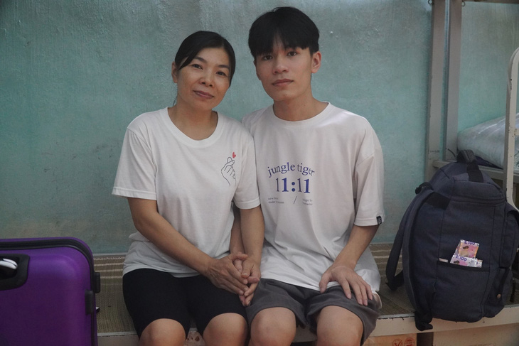 New student Lo Van Lam takes a photo with his mother - photo provided by character