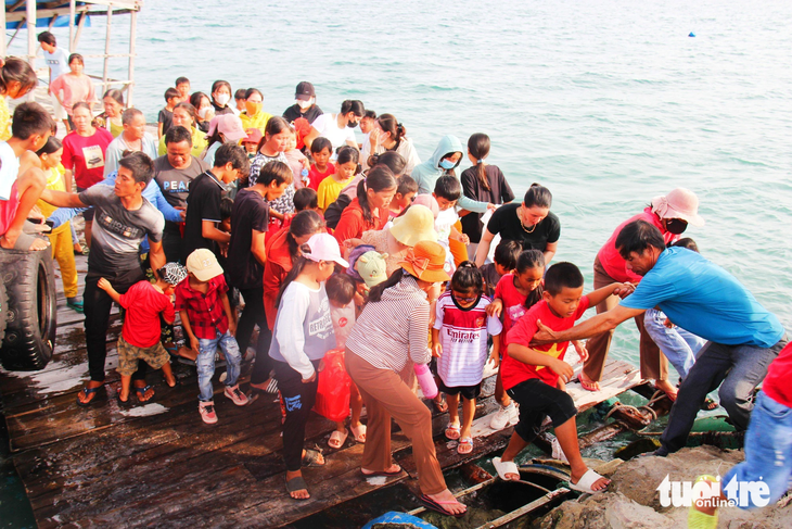 Ban tổ chức đón các em nhỏ từ Hòn Bịp lên đảo Phật Nằm chơi Trung thu
