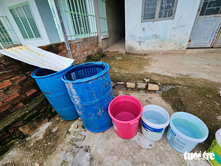 Người dân phải dùng xô hứng nước mưa vì nước được mua quá đắt - Ảnh: MINH CHIẾN