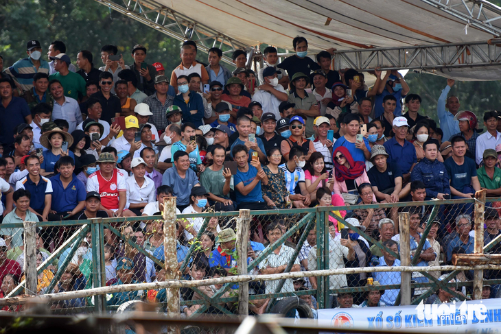 Gần 2.000 du khách, người dân địa phương kéo đến chật kín khán đài xem các 'ông trâu' thi đấu tại ngày hội.