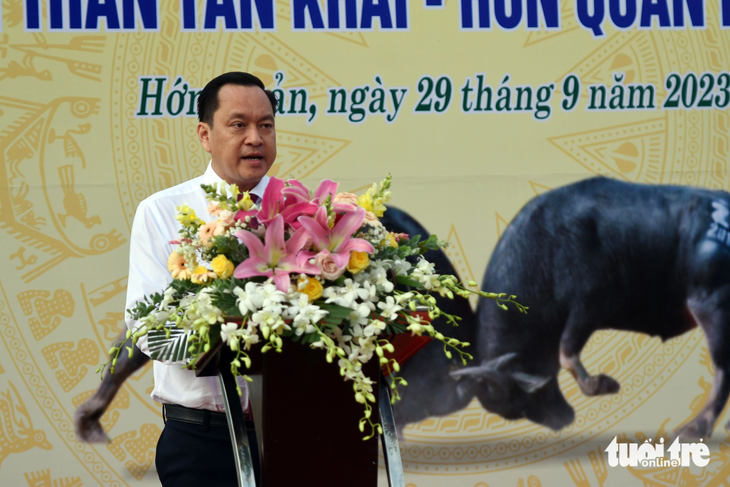 Ông Vũ Xuân Trường, chủ tịch UBND huyện Hớn Quản, Bình Phước, phát biểu khai mạc tại hội chọi trâu.