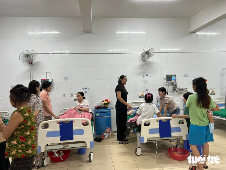 Các cô giáo bị thương đang được điều trị tại Trung tâm y tế huyện Tương Dương, Nghệ An - Ảnh: N.THẮNG