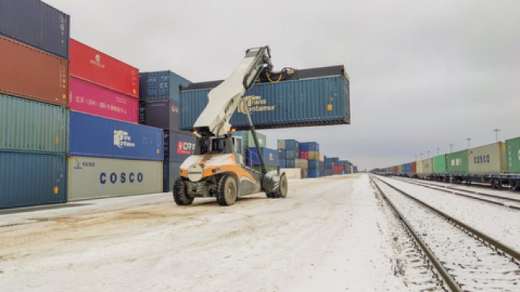 Từng dãy dài container chất đống dọc đường sắt - Ảnh: THE LOADSTAR