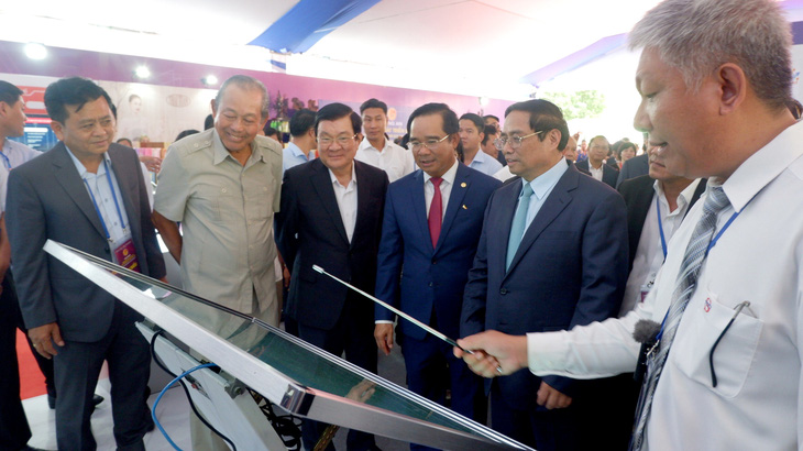 Thủ tướng Phạm Minh Chính nghe báo cáo về việc chuyển đổi số, quy hoạch tích hợp tại Hội nghị công bố quy hoạch và xúc tiến đầu tư tỉnh Long An vào ngày 25-7 - Ảnh: SƠN LÂM