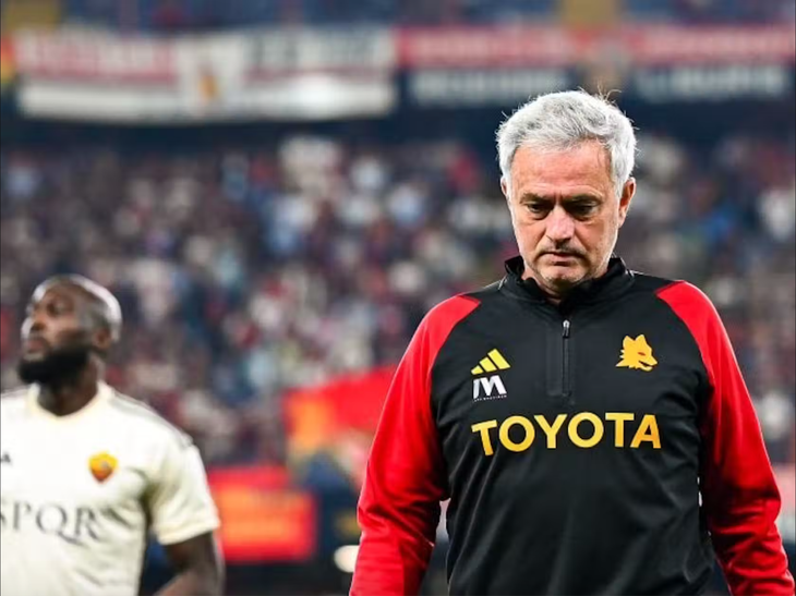 Jose Mourinho bất lực trước thất bại của AS Roma - Ảnh: 1FOOTBALL