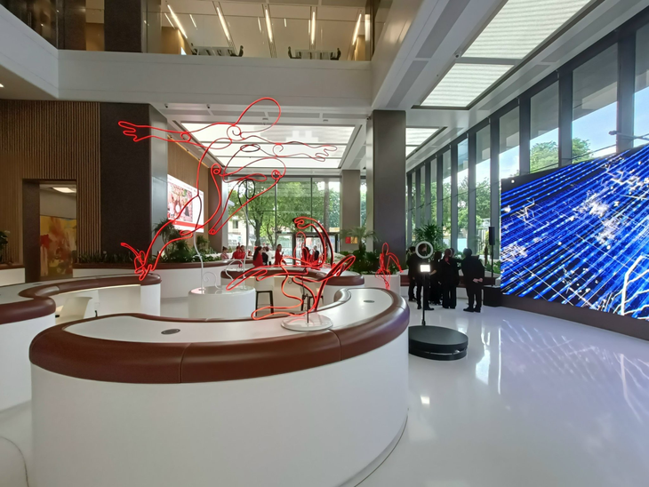 Ấn tượng với những tác phẩm nghệ thuật thị giác tại hai tòa nhà mới của Techcombank  - Ảnh 7.