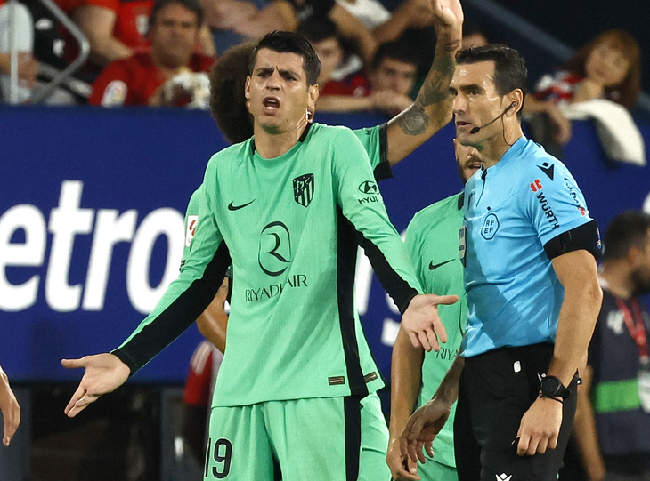 Alvaro Morata bị truất quyền thi đấu ở phút 85 - Ảnh: REUTERS