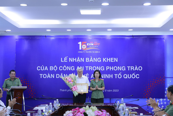 Thượng tá Võ Thị Thúy Vinh - phó trưởng Phòng An ninh kinh tế - trao bằng khen của Bộ Công an cho PTC4