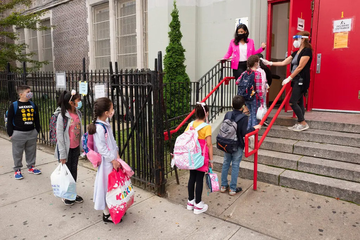 Học sinh tới trường học tại New York, Mỹ, ngày 29/9/2020. Ảnh: apnews.com
