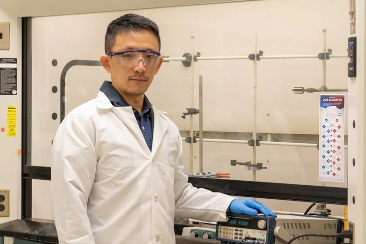 Yang Yang, chuyên gia về vật liệu năng lượng tái tạo, người đứng đầu nhóm nghiên cứu loại pin không chập cháy - Ảnh: UCF
