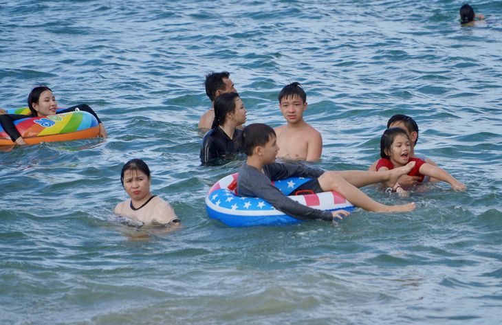Dịp lễ 2-9 các tour biển đảo, bãi biển Nha Trang không quá đông khách - Ảnh: MINH CHIẾN