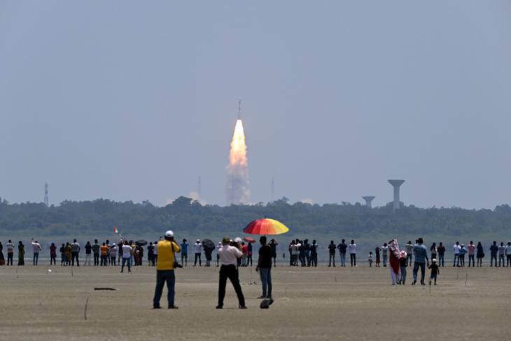 Người dân Ấn Độ theo dõi tàu Aditya-L1 trong sứ mệnh nghiên cứu về Mặt trời. Con tàu phóng từ Trung tâm vũ trụ Satish Dhawan ở Sriharikota, ngày 2-9 - Ảnh: AFP