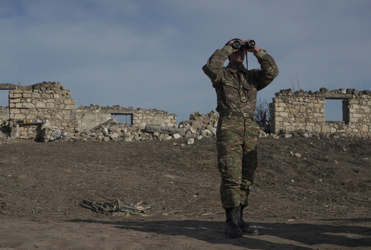 Một người lính Armenia tại một trong những vị trí chiến đấu gần làng Taghavard ở vùng Nagorno - Karabakh, ngày 11-1-2021 - Ảnh: REUTERS