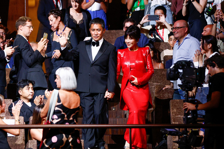 Lương Triều Vỹ sánh đôi cùng vợ Lưu Gia Linh tại   Liên hoan phim  Venice - Ảnh: REUTERS
