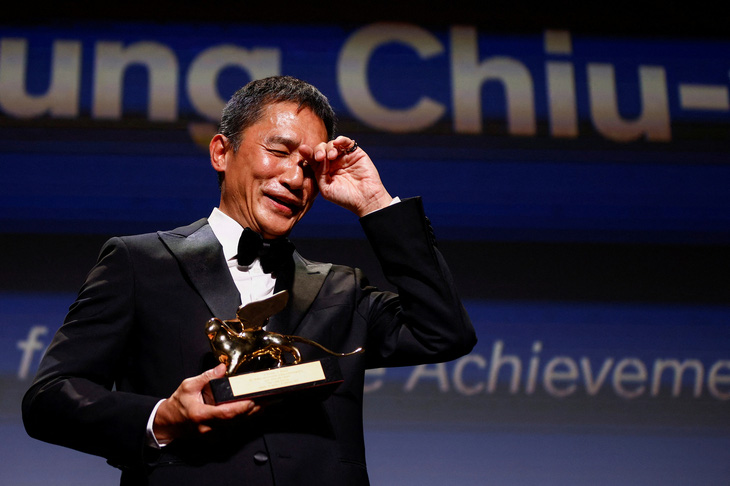 Nam tài tử Lương Triều Vỹ bật khóc khi nhận giải Sư tử vàng cho Thành tựu trọn đời tại Liên hoan phim Venice - Ảnh: REUTERS