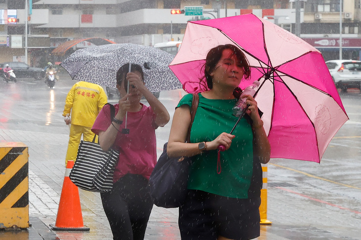 Bão Haikui gây mưa rào rải rác ở Đài Bắc (Đài Loan) ngày 3-9 - Ảnh: REUTERS