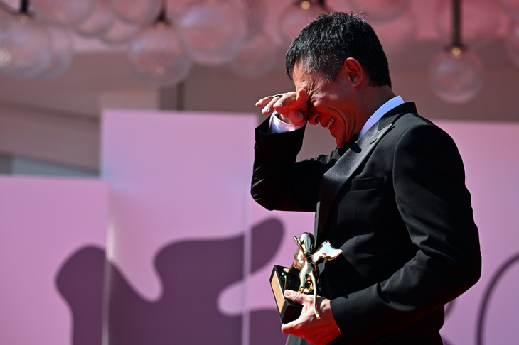 Nam diễn viên tiếp tục không thể kìm nén sự xúc động khi nhận giải Thành tựu trọn đời - Ảnh: AFP