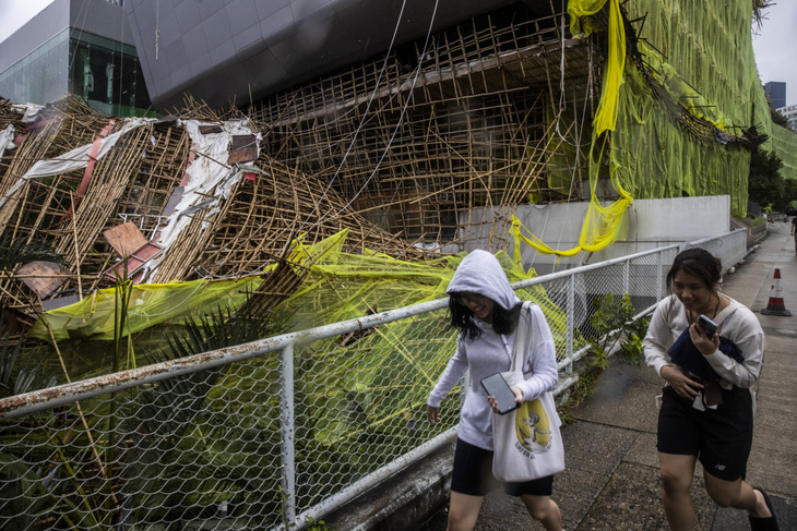 Giàn giáo tre bị bão Saola đánh sập tại Hong Kong - Ảnh: AFP