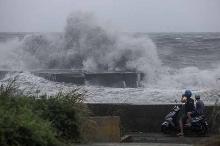 Người dân ngắm sóng lớn khi bão Haikui đổ bộ Đài Loan ngày 3-9 - Ảnh: AFP