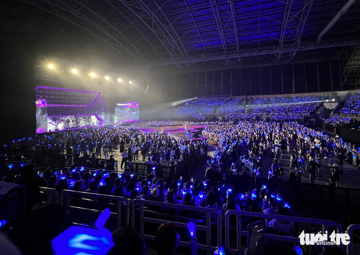 Biển xanh của người hâm mộ Super Junior trong đêm fancon - Ảnh: MI LY