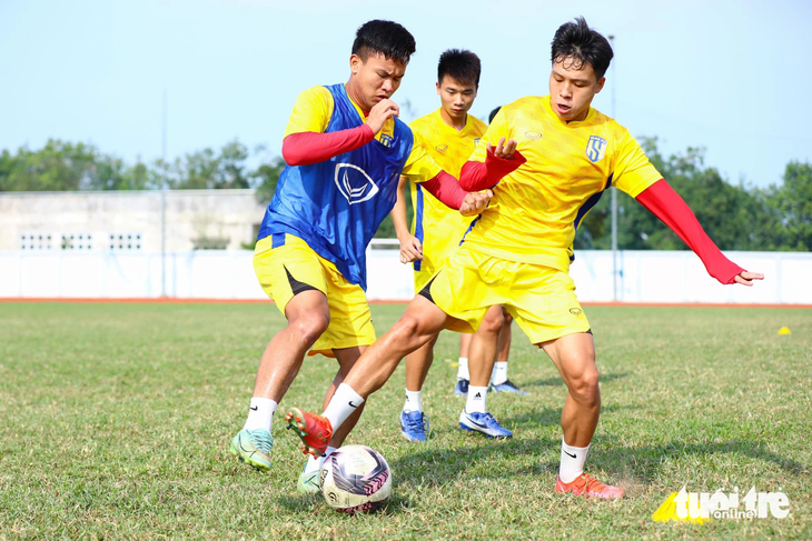 Các cầu thủ đội trẻ Sông Lam Nghệ An tập luyện tại trung tâm - Ảnh: DOÃN HÒA