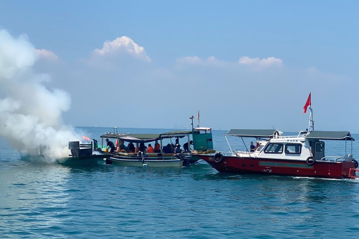 Chiếc ghe chở cán bộ khu bảo tồn Cù Lao Chàm bốc cháy được ứng cứu trên biển - Ảnh: UBND xã Tân Hiệp cung cấp