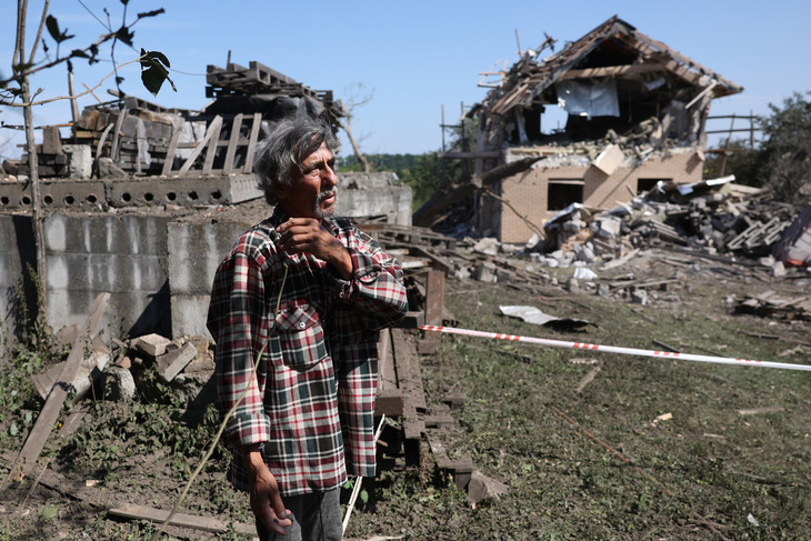 Một khu vực đổ nát do tên lửa Nga tấn công ở vùng Kiev, Ukraine, ngày 27-8 - Ảnh: AFP