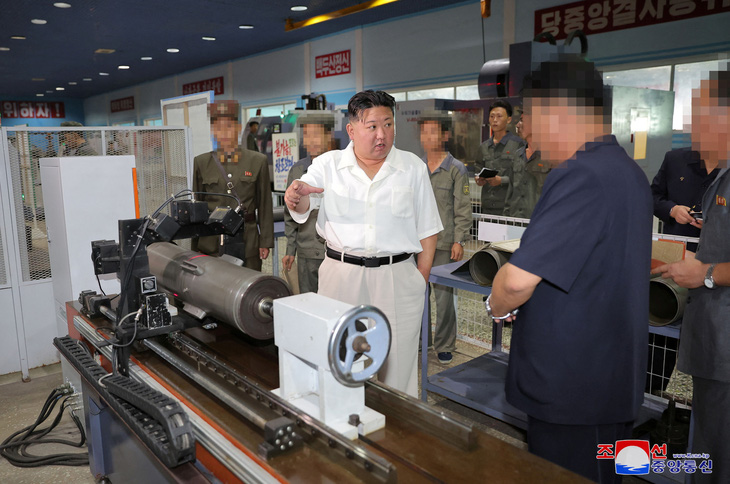 Ông Kim Jong Un đi thị sát nơi đóng tàu và sản xuất vũ khí. Thời điểm không được tiết lộ - Ảnh: KCNA