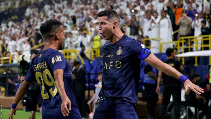 Ronaldo (phải) ăn mừng bàn thắng vào lưới Al-Hazm - Ảnh: Getty Images
