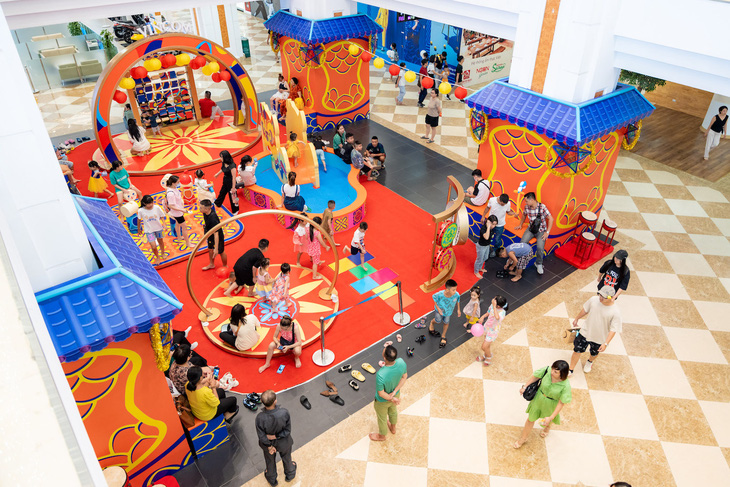Vincom Mega Mall Royal City tích hợp tiện ích vui chơi ngay trong khu vực trang trí, mang đến trải nghiệm tiện lợi cho mọi thế hệ trong gia đình - Ảnh: Đ.H