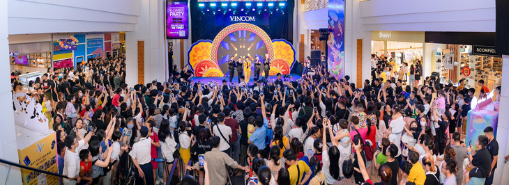 Sự kiện “Vũ khúc Sắc Việt” khai màn Lễ hội Mùa Thu 2023 được tổ chức tại Vincom Mega Mall Royal City thu hút hàng nghìn khán giả tham dự - Ảnh: Đ.H