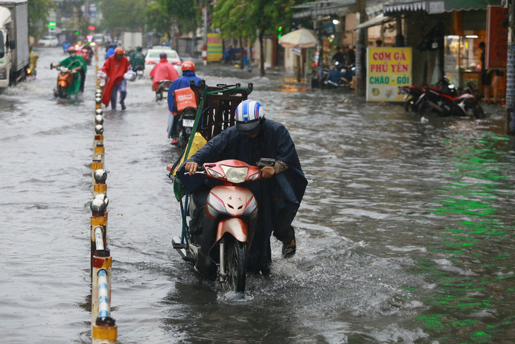 Hôm nay các tỉnh Nam Bộ thời tiết mưa to tới rất to - Ảnh: CHÂU TUẤN