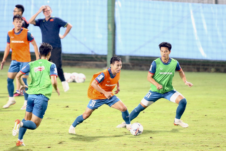 U23 và tuyển Việt Nam tập luyện chung vào tối 3-9 với các giáo án kiểm soát bóng - Ảnh: H.TÙNG