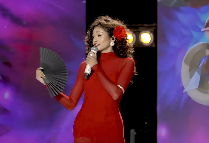 Ngoài Thanh Thảo, thí sinh được vào top 10 bằng cách chọn ca khúc của Mỹ Tâm còn có Thu Hiền (nghệ danh Hellen), cô thể hiện bài hát "Nụ hôn bất ngờ" - Ảnh chụp màn hình