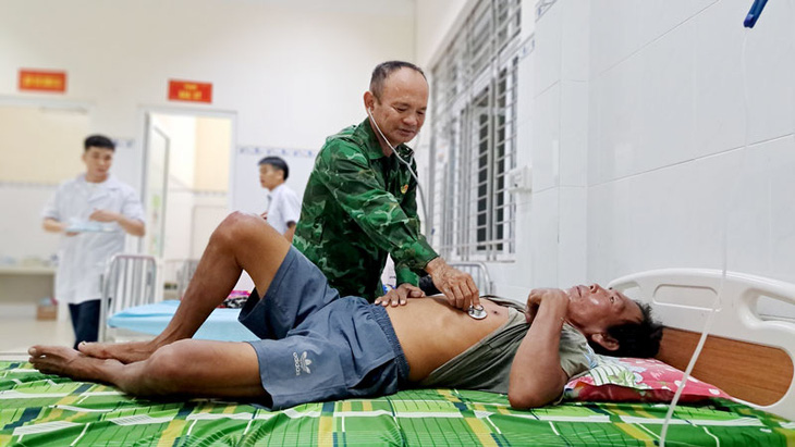 Các ngư dân bị chìm ghe trên hiện sức khỏe đã ổn định - Ảnh: BĐBP Kiên Giang