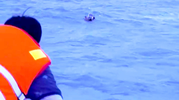 Chìm ghe, các nạn nhân bám vào một chiếc tủ đông, trôi lênh đênh biển - Ảnh: BĐBP Kiên Giang 