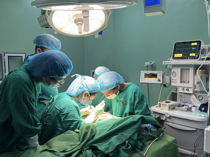Các bác sĩ Bệnh viện Trung ương Thái Nguyên thực hiện phẫu thuật nối liền thành công bàn tay bị đứt rời cho bệnh nhi - Ảnh: BVCC
