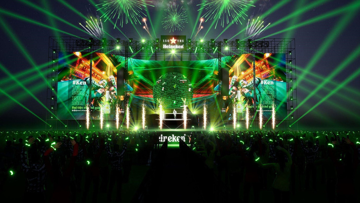Sân khấu đa chiều được trang bị màn hình LED cong ấn tượng và quả cầu khổng lồ xoay 180 độ mang đến trải nghiệm âm nhạc đỉnh cao.