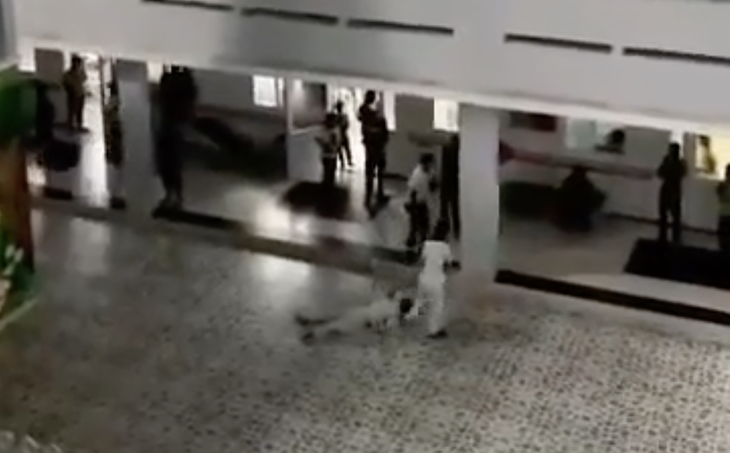 Hiện trường vụ bệnh nhân nhảy lầu tự tử tại bệnh viện - Ảnh: Cắt từ clip người dân cung cấp