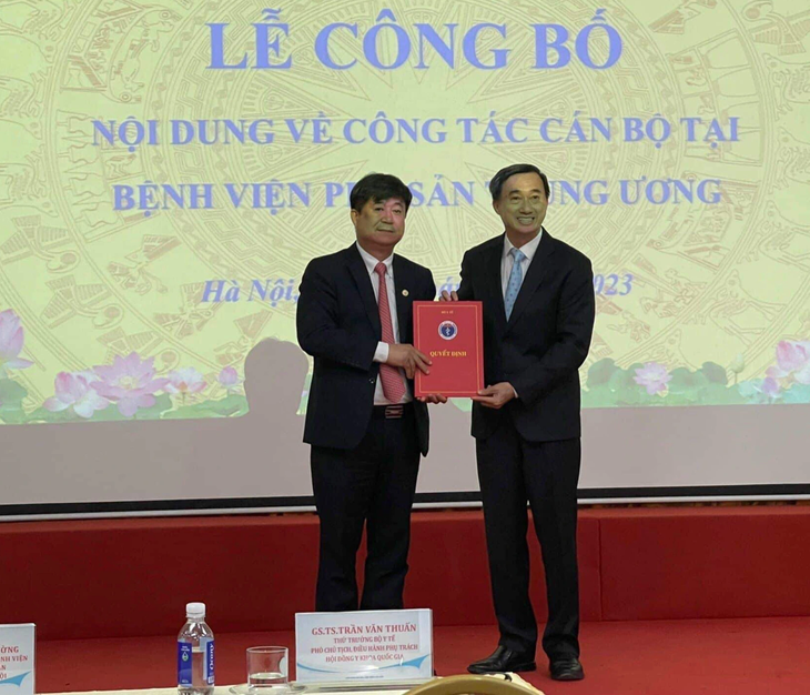 Ông Đinh Anh Tuấn (bên trái) nhận quyết định điều động kiêm nhiệm phụ trách Bệnh viện Phụ sản trung ương cho đến khi bệnh viện kiện toàn nhân sự lãnh đạo - Ảnh: BVCC