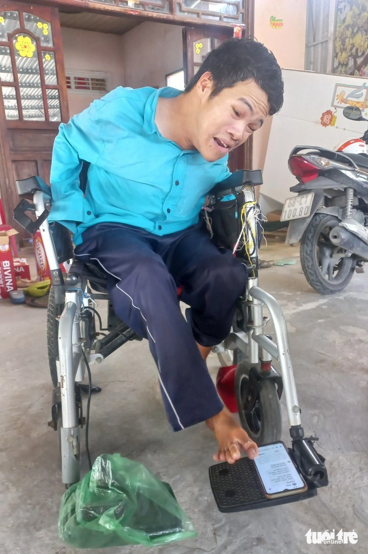 Anh Phạm Thanh Tùng dùng xe lăn này đi bán vé số và gõ cửa các cơ quan công quyền để tìm công lý - Ảnh: BỬU ĐẤU