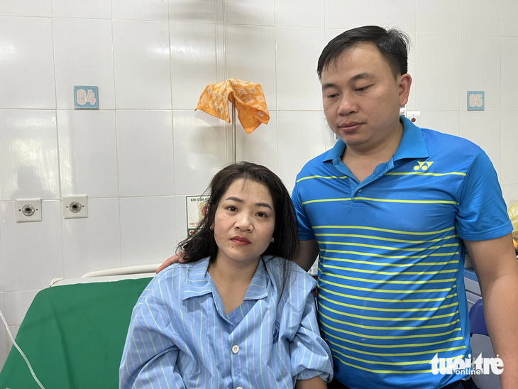 Cô Vọng Thị Thương cùng chồng tại Trung tâm Y tế huyện Tương Dương, Nghệ An sáng 30-9 - Ảnh: DOÃN HÒA