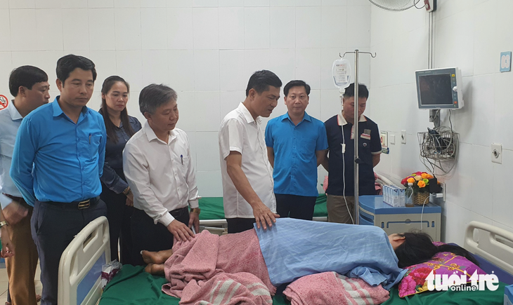 Ông Thái Văn Thành - giám đốc Sở Giáo dục và Đào tạo Nghệ An - thăm hỏi, động viên hai cô giáo gặp nạn - Ảnh: DOÃN HÒA