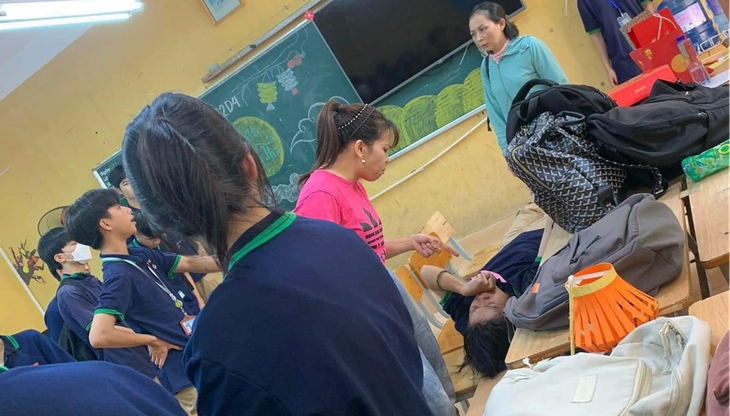 Vụ nữ sinh quỳ khóc trước cửa lớp đến kiệt sức đang gây xôn xao trên mạng xã hội - Ảnh: Hình ảnh lan truyền trên mạng xã hội