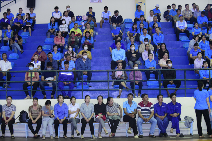 Cổ động viên dự khai mạc Giải vô địch bóng đá công nhân toàn quốc tại TP Cần Thơ - Ảnh: QUANG ĐỊNH