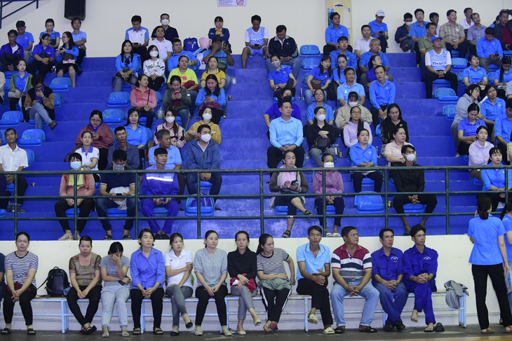 Khai mạc Giải bóng đá công nhân toàn quốc khu vực Tây Nam Bộ - Ảnh 3. Các công nhân tham dự lễ khai mạc - Ảnh: QUANG ĐỊNH